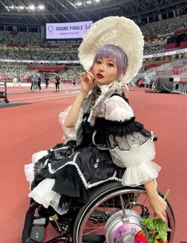 172863 3 36970a279eef81ac0b6ae071922554ff 381x493