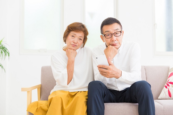 悩む男性と女性