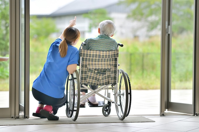 車いすの人と支援相談員