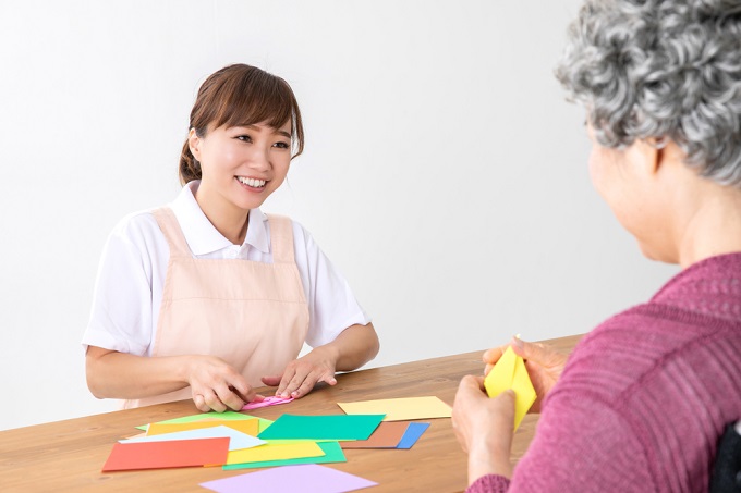折り紙を折る
