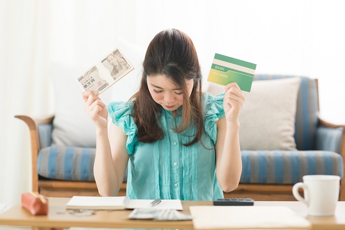 給料に困る女性
