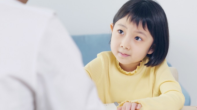 医師と話す女の子