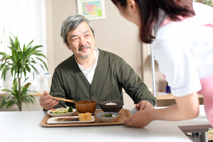 食事を食べる男性
