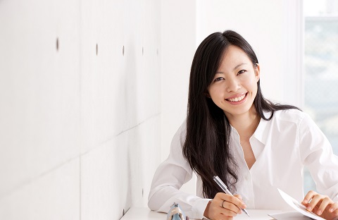 勉強する女性