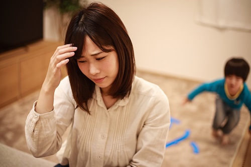 悩む母親