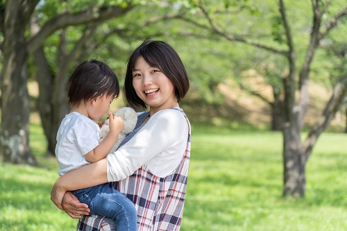 子供を抱っこする女性